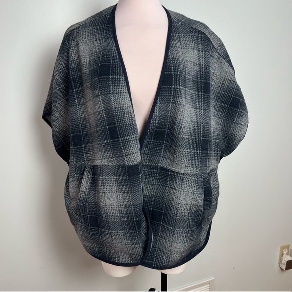 The North Face Sweaters - The North Face Women’s Plaid Fleece Poncho Cape Wrap Size Medium